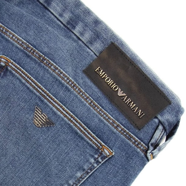 Jeans with metal logo